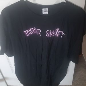 Taylor Swift 1989 tour shirt 2xl but fits smaller